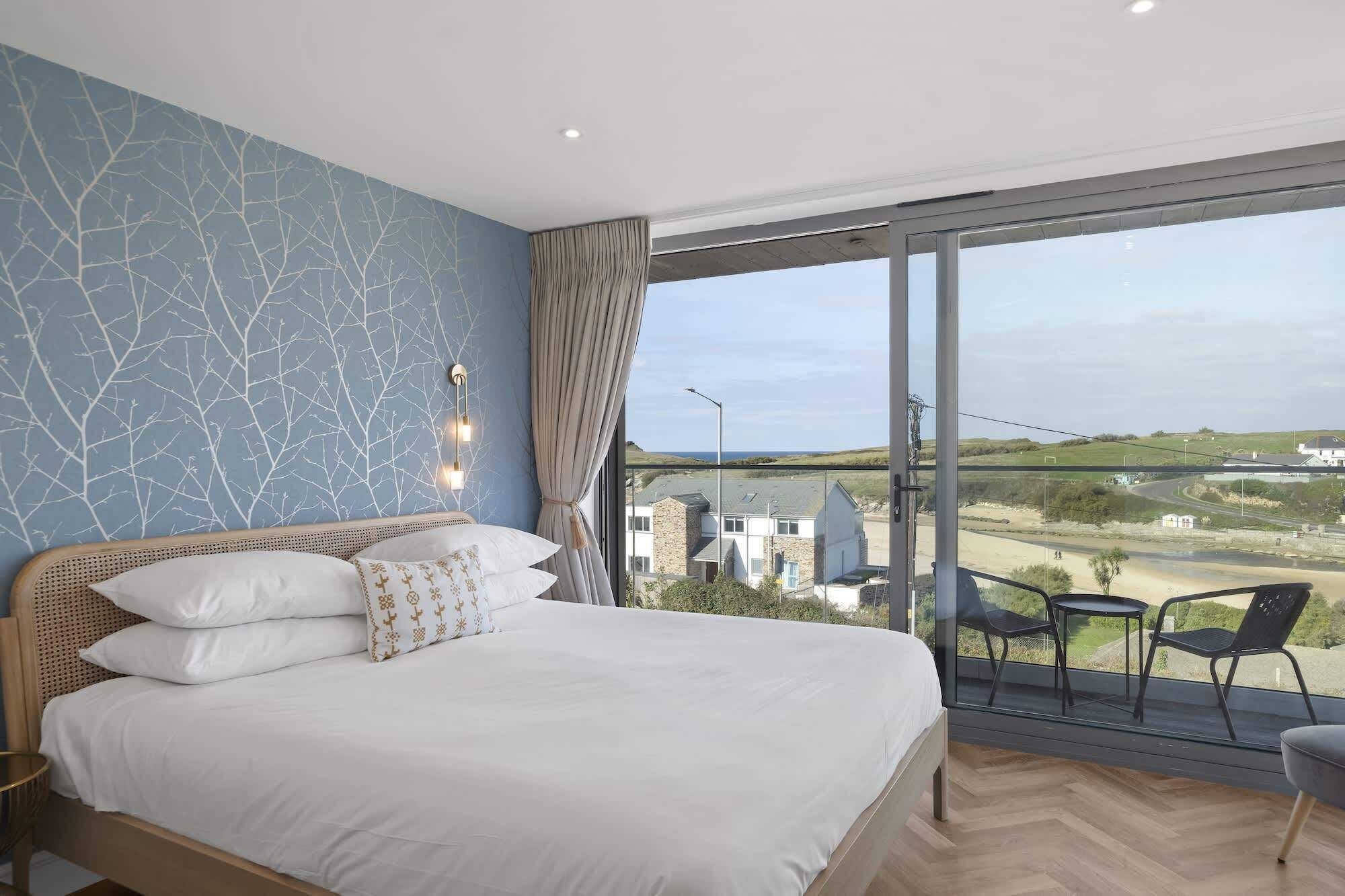 Schreibtisch, Bügeleisen/Bügelbrett, Reisekinderbett, WLAN