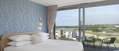 Schreibtisch, Bügeleisen/Bügelbrett, Reisekinderbett, WLAN