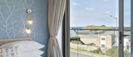 Bureau, fer et planche à repasser, lit de bébé portatif, Wi-Fi