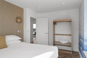 Desk, iron/ironing board, travel cot, WiFi - Luxurious Apartment, Balcony & Sea Views, Parking (Newquay)