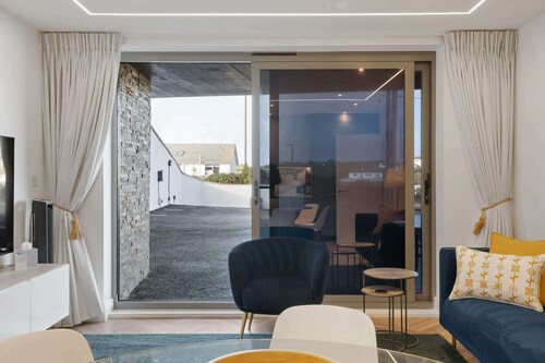 Modern Groundfloor Apartment with Private Parking