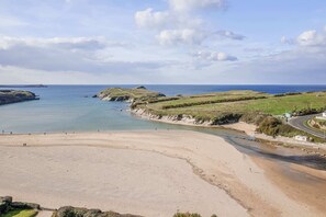 On the beach - Groundfloor Apartment, Easy Access Private Parking (Newquay)