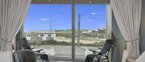 3 chambres, bureau, fer et planche à repasser, lit parapluie