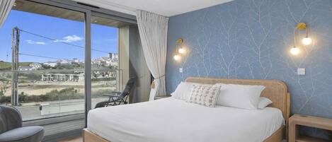 3 chambres, bureau, fer et planche à repasser, lit parapluie