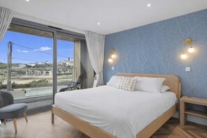 3 bedrooms, desk, iron/ironing board, travel cot - Modern Apartment Opposite Beach, Parking & Balcony (Newquay)
