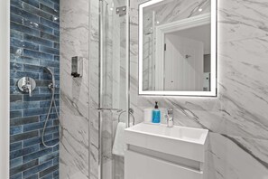 Shower, hair dryer, towels - Modern Apartment Opposite Beach, Parking & Balcony (Newquay)