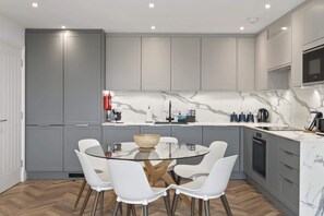Fridge, microwave, oven, stovetop - Modern Apartment Opposite Beach, Parking & Balcony (Newquay)