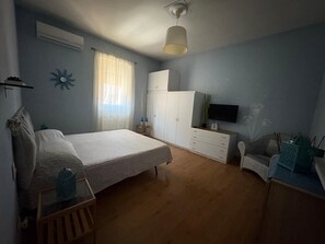1 bedroom, free WiFi, bed sheets - Apartment 3 km from the sea (Luni)