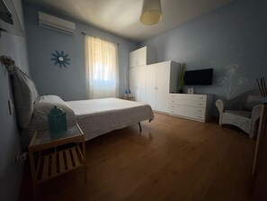 1 bedroom, free WiFi, bed sheets - Apartment 3 km from the sea (Luni)