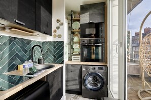 Fridge, microwave, oven, stovetop - Studio with terrace & parking just outside Paris (Rueil-Malmaison)