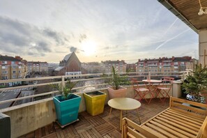 Outdoor dining - Studio with terrace & parking just outside Paris (Rueil-Malmaison)