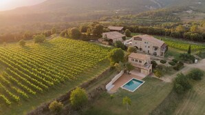 A large estate with a vineyard, a swimming pool, and a stone house with multiple rooms. - Can Terrades by Artu (Beuda)
