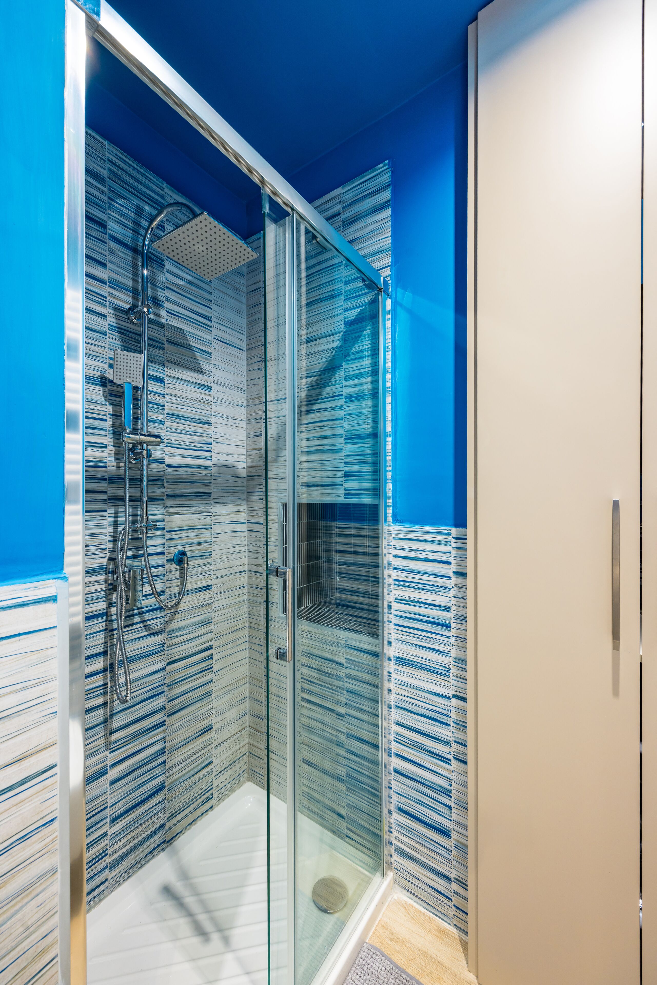 Dusche, kostenlose Toilettenartikel, Handtücher, Seife