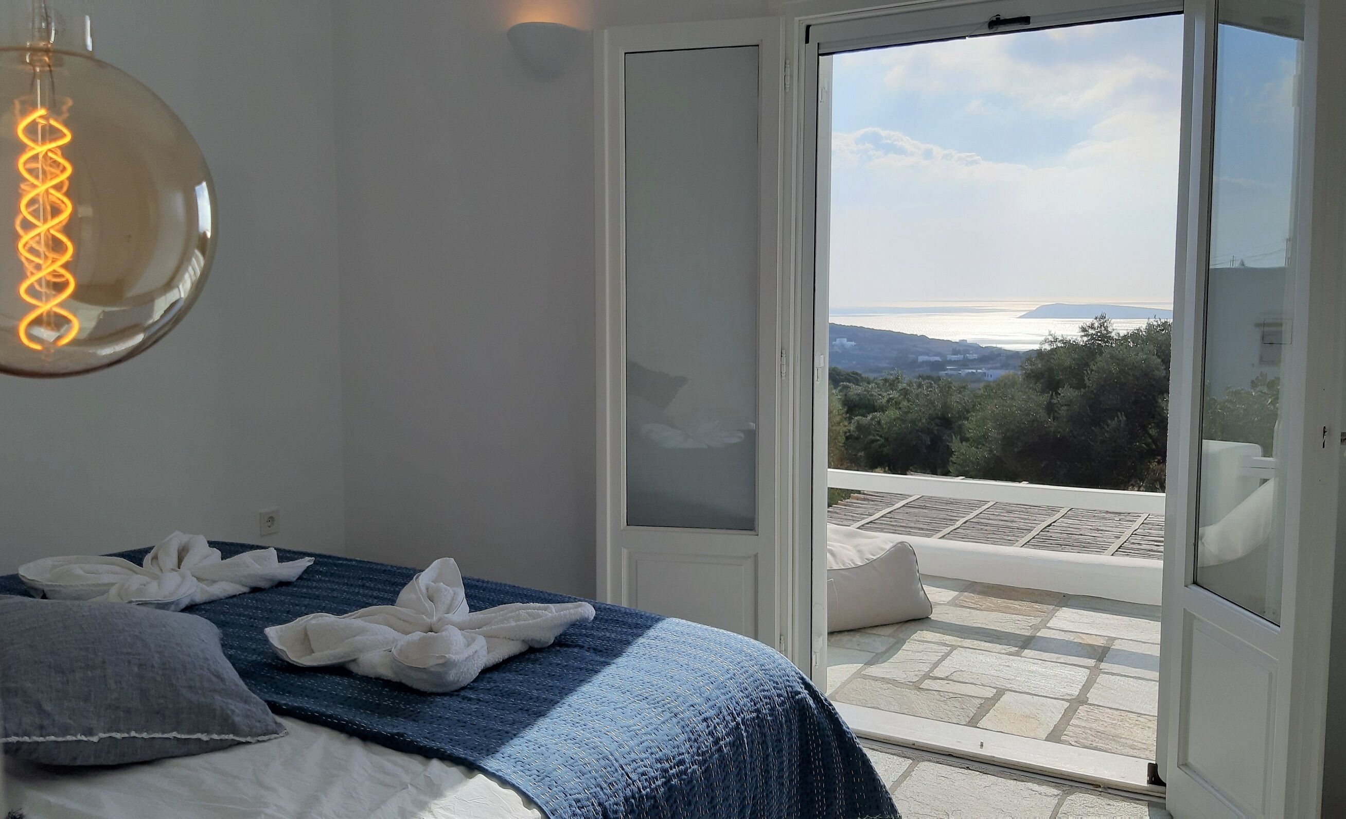 Tallelokero huoneessa, silitysrauta/-lauta, vauvan matkasänky