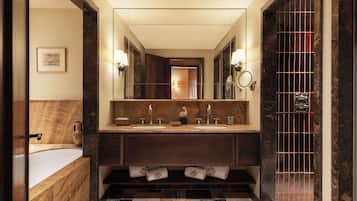 Deluxe Room | Bathroom