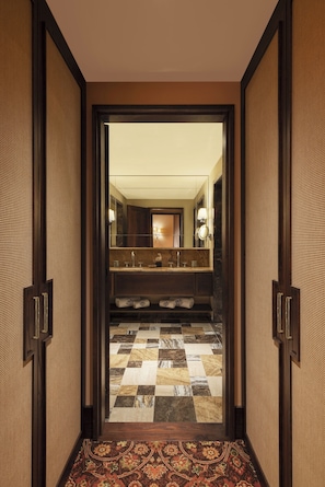 YmpÀristöystÀvÀlliset hygieniatuotteet, hiustenkuivaaja, kylpytakit