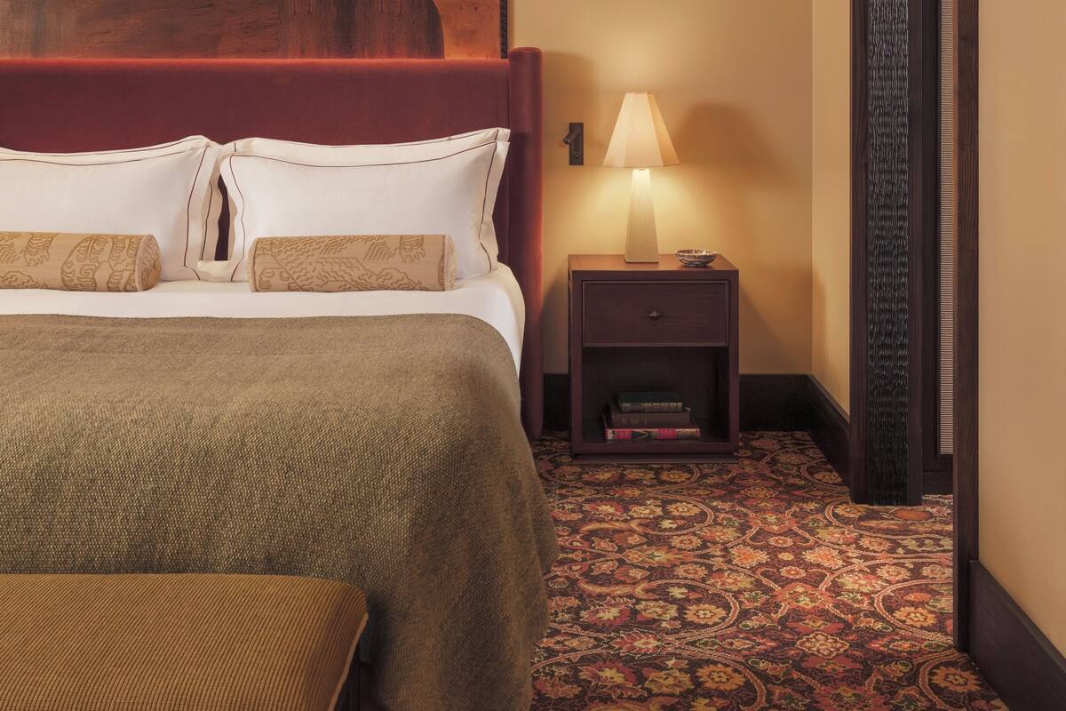 أغطية فراش متميزة وأسرّة بإسفنج يتكيف مع شكل الجسم