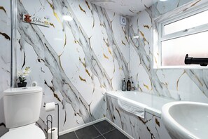 Secadora de cabello, toallas, jabón, shampoo