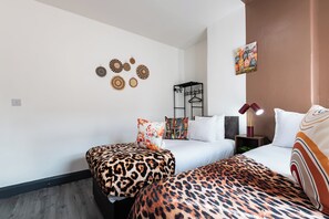 4 slaapkamers, een strijkplank/strijkijzer, gratis wifi, beddengoed