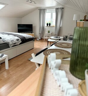 1 chambre, fer et planche à repasser, draps fournis