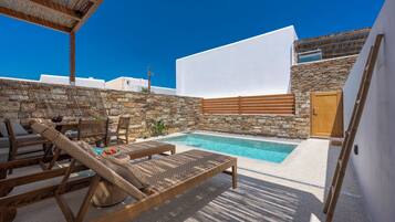 Deluxe-Apartment, eigener Pool | Speisen im Freien