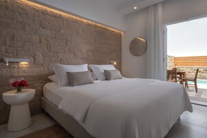 Caja de seguridad en la habitación y tabla de planchar con plancha