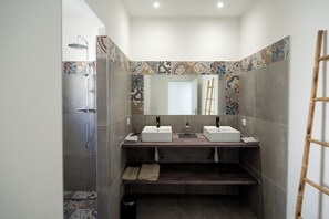 Shower, hair dryer, towels, toilet paper - Villa in Porto Vecchiaccio (Lecci)
