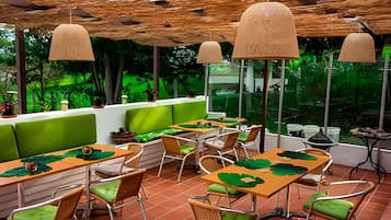 Shared Dormitory | Outdoor dining