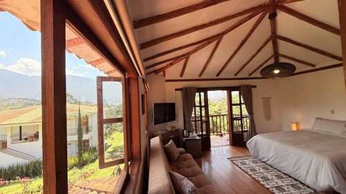 El Solaz By Honnor Living  