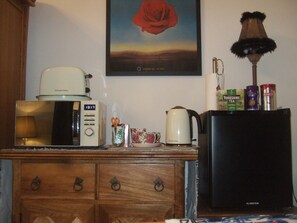 Room, 1 Bedroom, Patio, Garden View | Interior