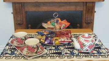 Room, 1 Bedroom, Patio, Garden View | Dining