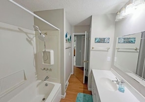 Shower, towels, soap, toilet paper - Rocks Pond Retreat- Waterfront, Private Boat Launch, Dock (Eutawville)