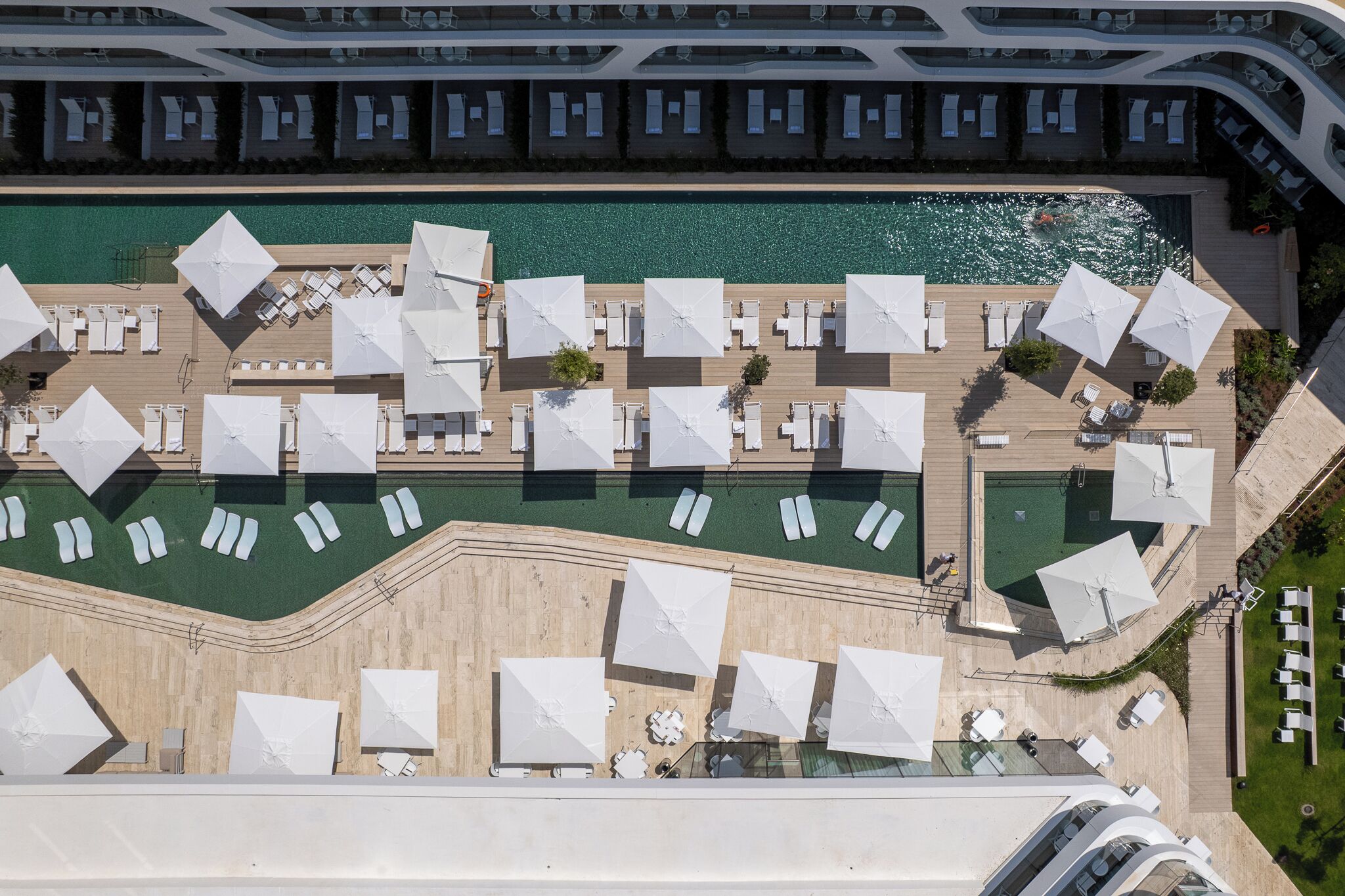Piscine extérieure (ouverte en saison), parasols de plage