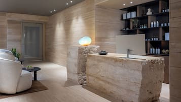 Un sauna, tratamientos corporales, aromaterapia
