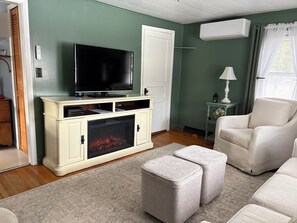 Smart TV, fireplace, books - The Annex Cottage charming home in Jay (Jay)