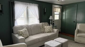 Una Smart TV, una chimenea, libros