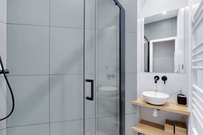 Shower, free toiletries, hair dryer, towels - A-C Apartment 2BDR-4P Neuilly Sur Seine (Neuilly-sur-Seine)