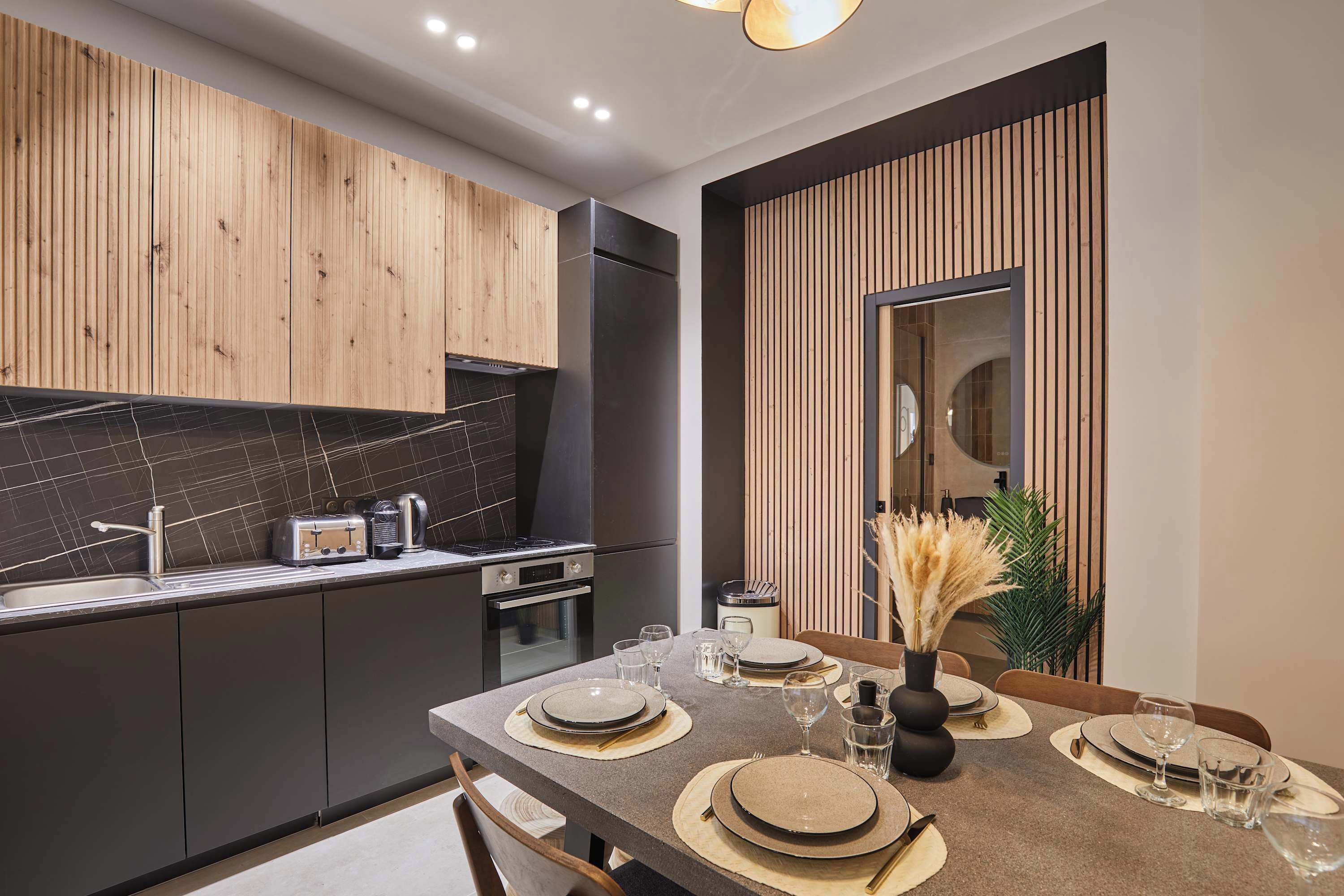 Een koelkast, een oven, een kookplaat, een koffiezetapparaat/waterkoker