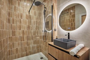 Shower, hair dryer, towels, shampoo - Charming flat near the Moulin Rouge and Montmartre (Paris)