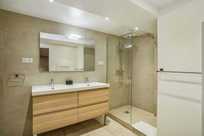 Shower, hair dryer, towels - Luxury family Duplex, 4 bdrs 10P - Republique (Paris)
