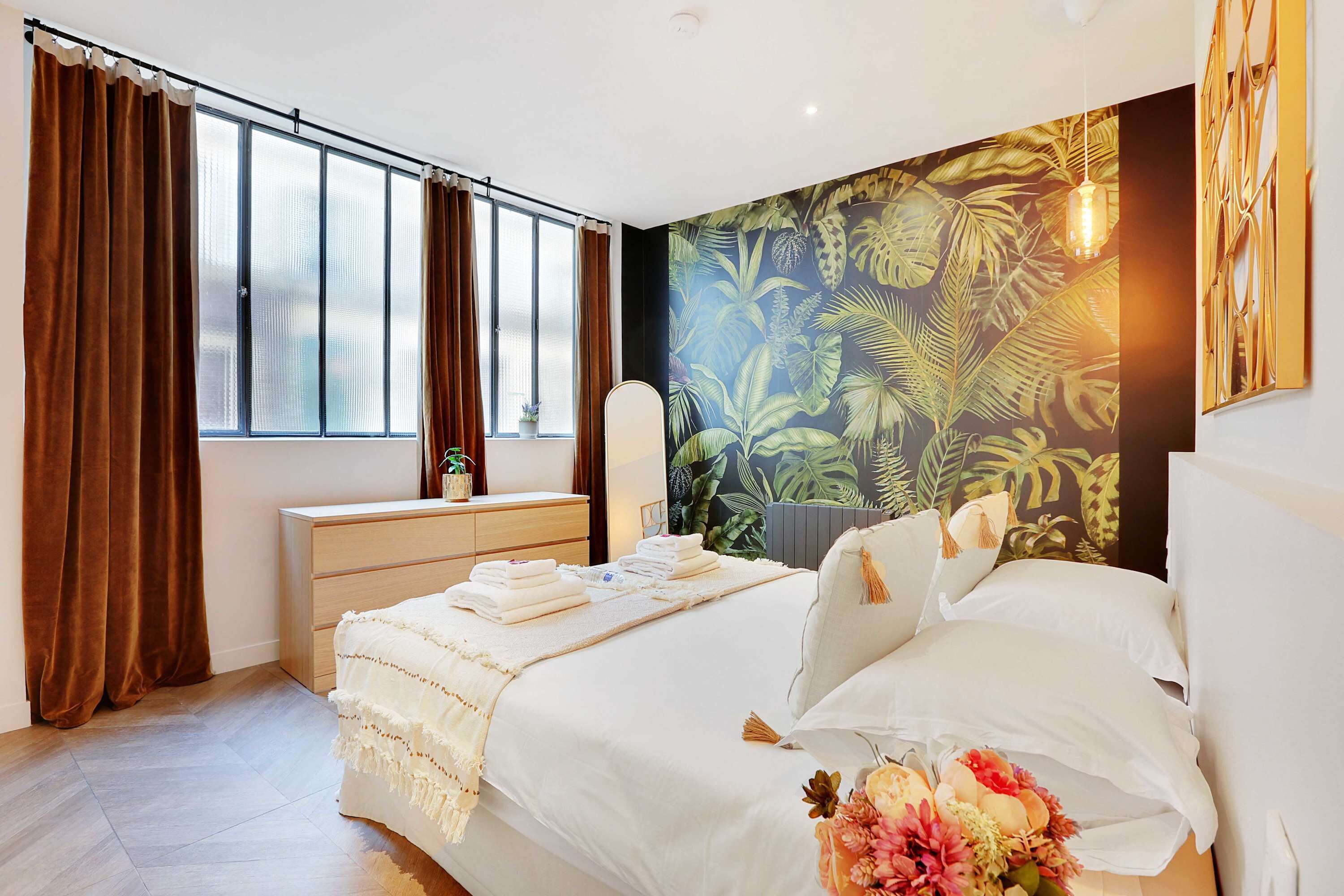 Een strijkplank/strijkijzer, wifi, beddengoed