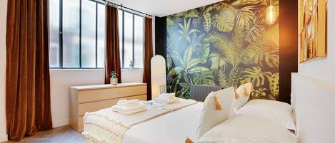 Een strijkplank/strijkijzer, wifi, beddengoed