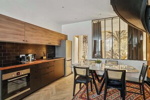Fridge, microwave, oven, stovetop - Luxury family Duplex, 4 bdrs 10P - Republique (Paris)