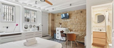 Desk, iron/ironing board, WiFi, bed sheets