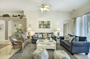 Living area - Double master bedroom pool home in Kissimmee, 4 miles to Disney, King bed, games (Kissimmee)