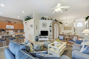Living area - Double master bedroom pool home in Kissimmee, 4 miles to Disney, King bed, games (Kissimmee)