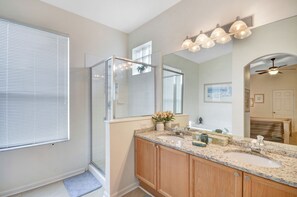 Shower, hair dryer, bidet, towels - Double master bedroom pool home in Kissimmee, 4 miles to Disney, King bed, games (Kissimmee)