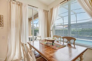 Dining - Double master bedroom pool home in Kissimmee, 4 miles to Disney, King bed, games (Kissimmee)