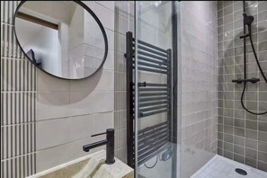 Shower, hair dryer, towels, shampoo - Superb 3BDR/8P apart near Bois de Vincennes (Paris)