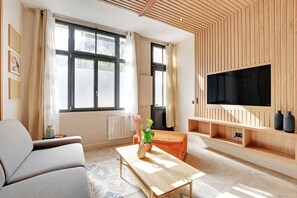 TV, offices - Modern flat - 1BR 5P - Sacre Coeur (Paris)